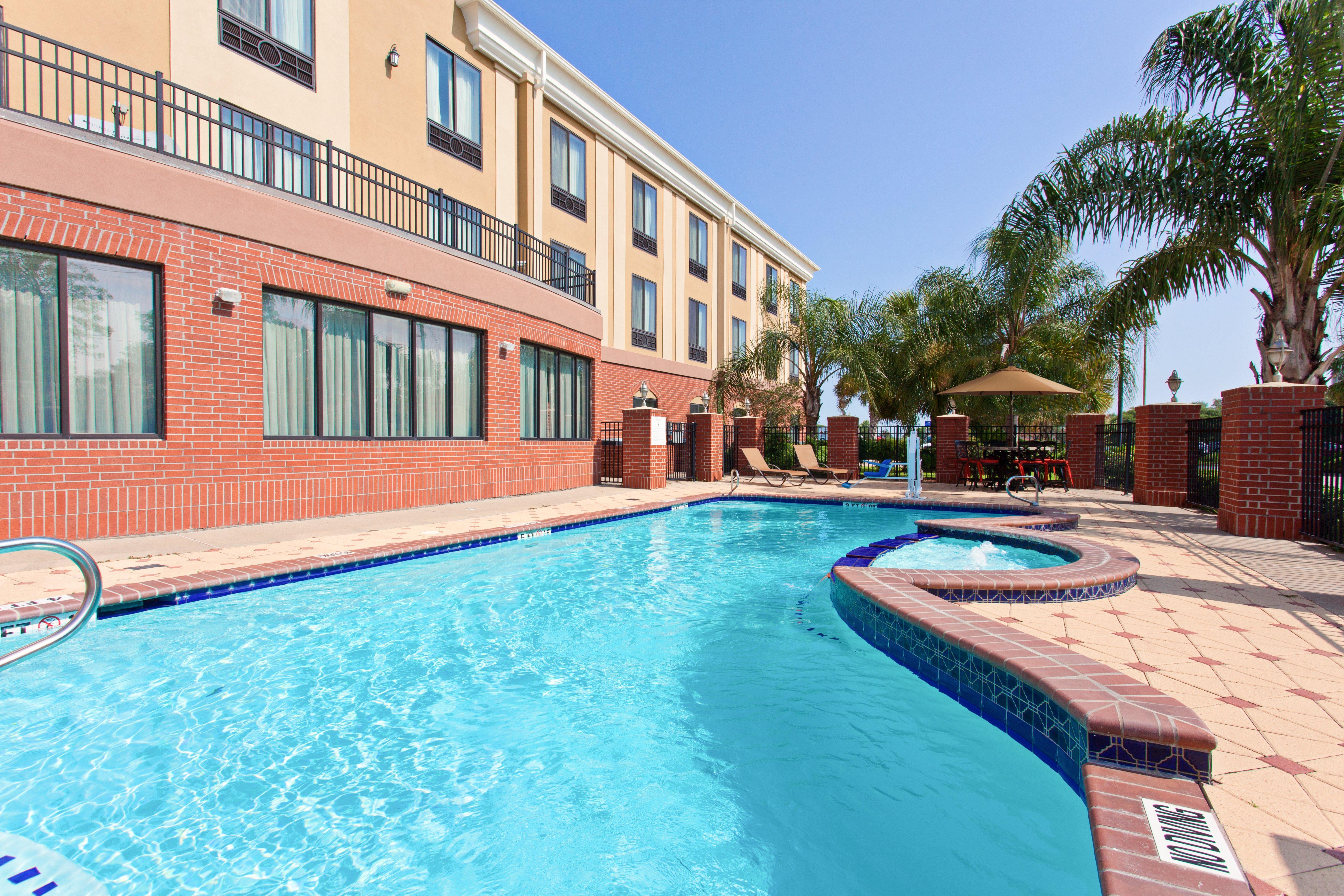 Holiday Inn Express & Suites Wharton By Ihg Exterior photo