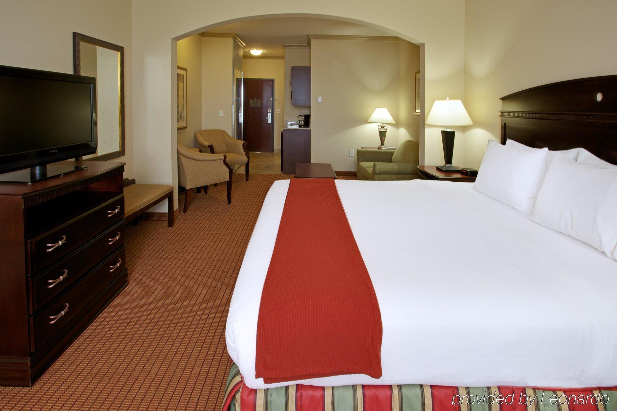 Holiday Inn Express & Suites Wharton By Ihg Room photo