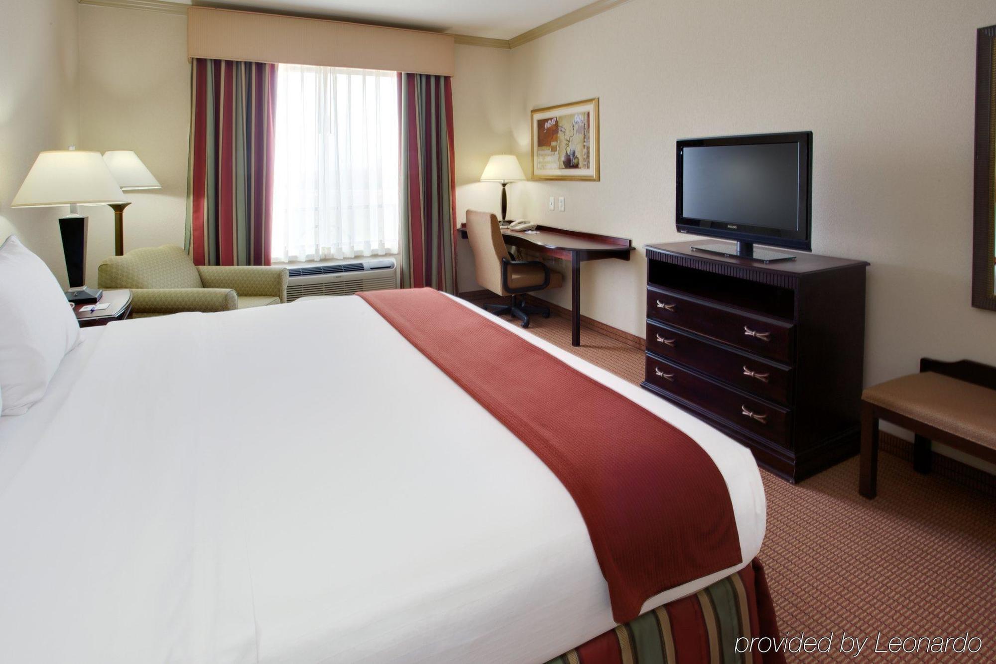 Holiday Inn Express & Suites Wharton By Ihg Room photo