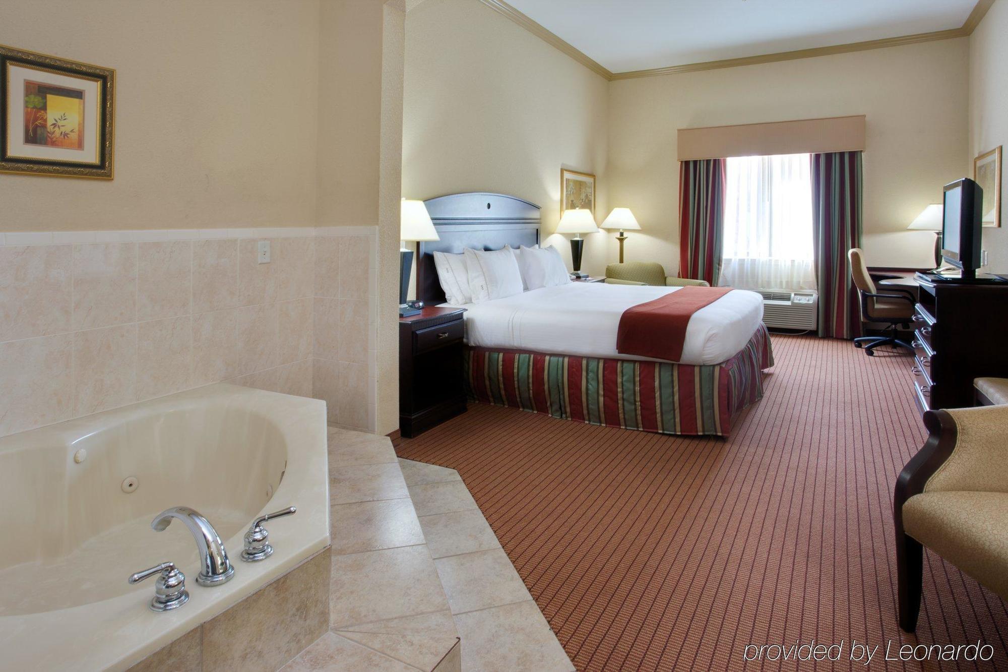 Holiday Inn Express & Suites Wharton By Ihg Room photo