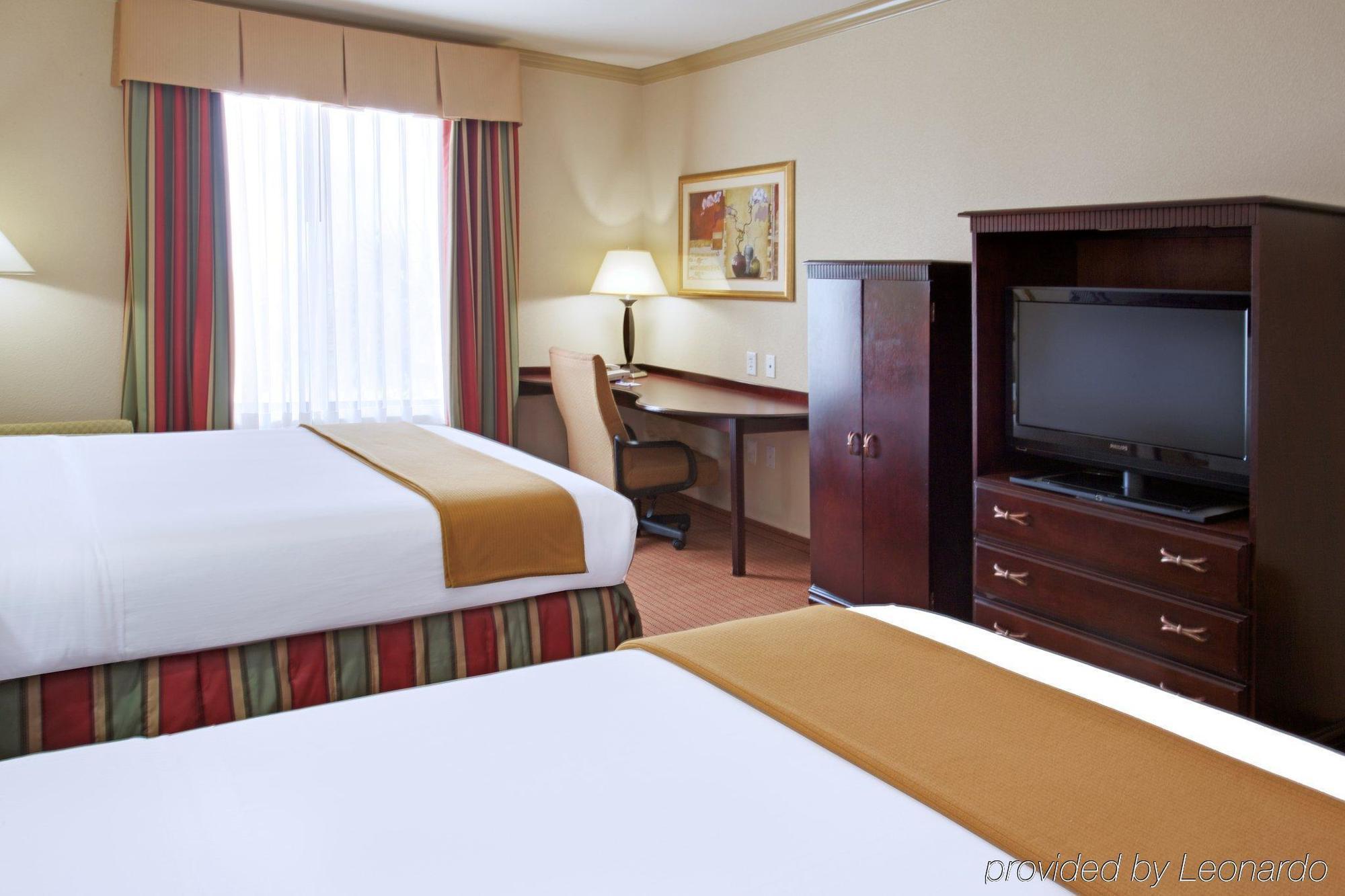 Holiday Inn Express & Suites Wharton By Ihg Room photo