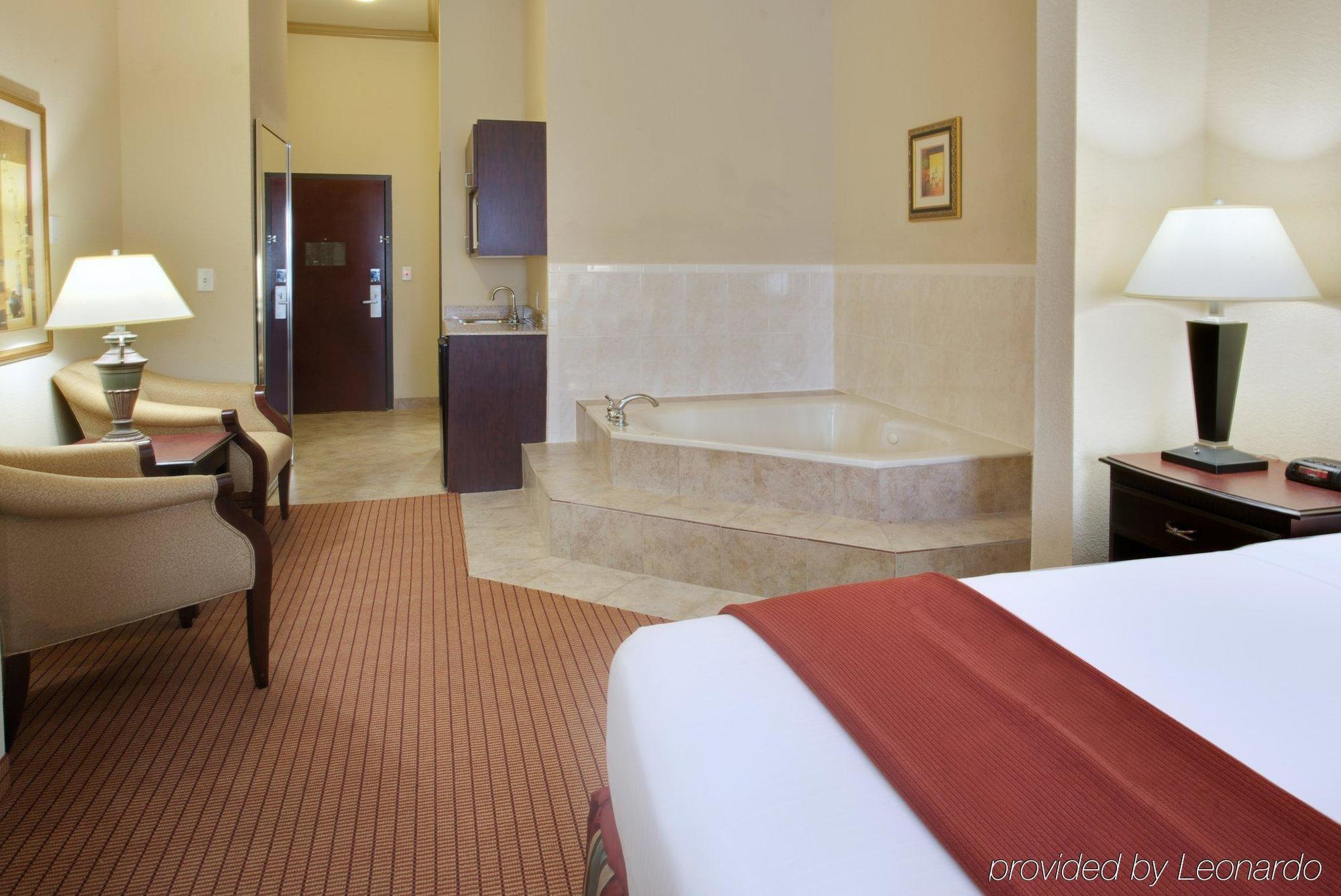 Holiday Inn Express & Suites Wharton By Ihg Room photo
