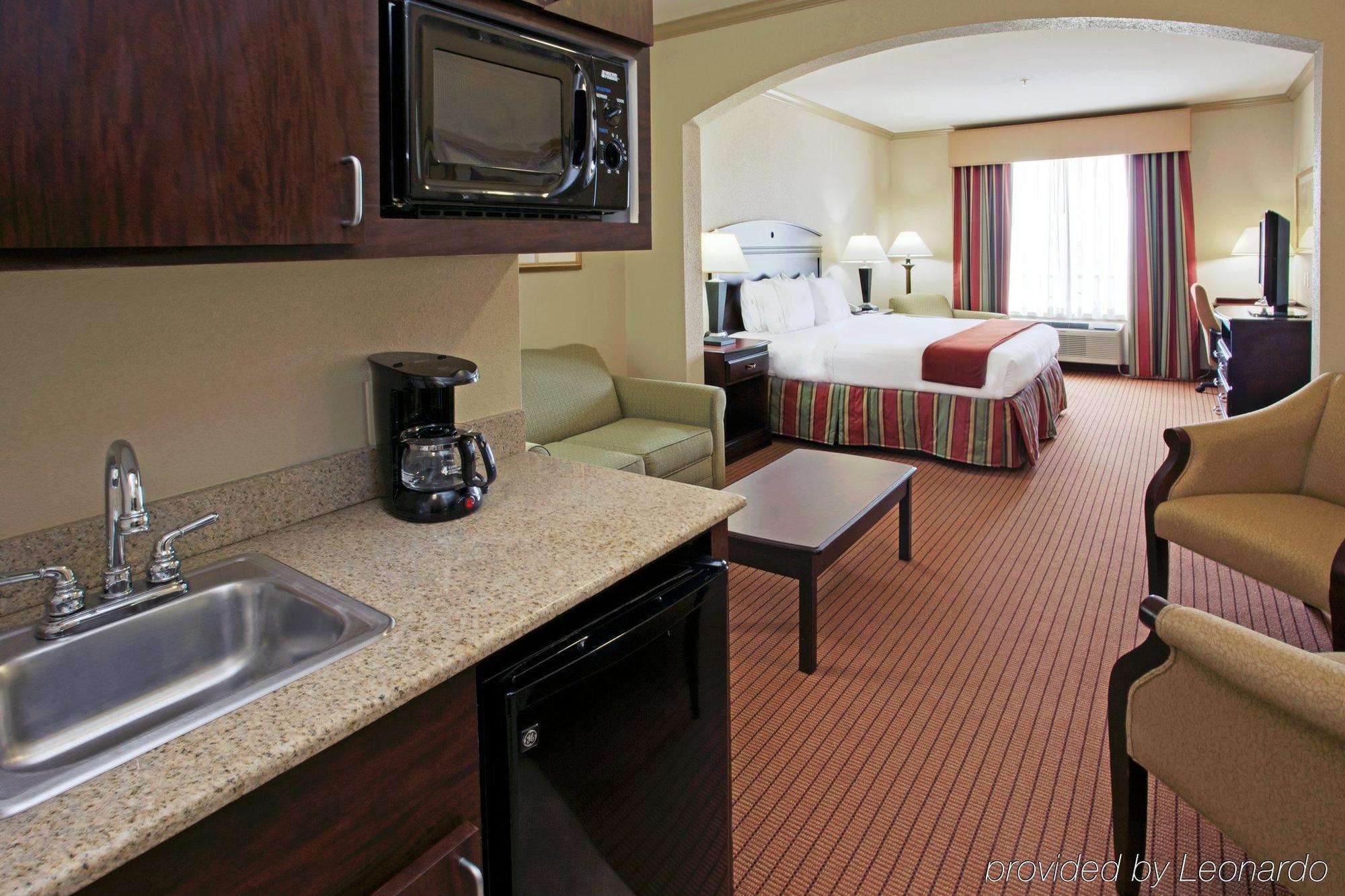 Holiday Inn Express & Suites Wharton By Ihg Room photo