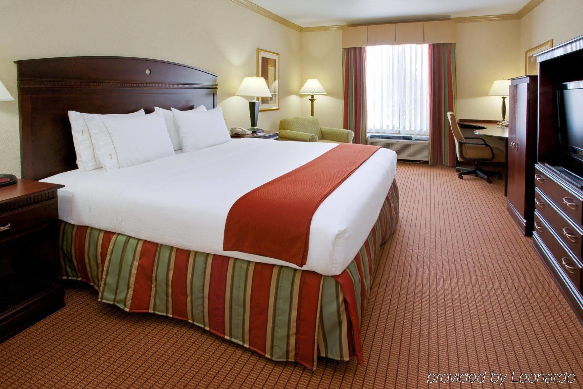 Holiday Inn Express & Suites Wharton By Ihg Exterior photo