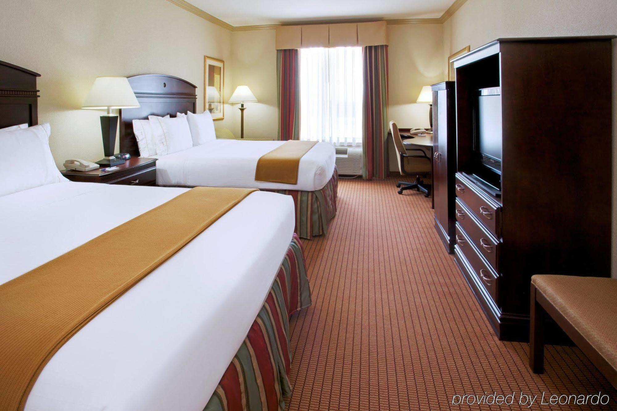 Holiday Inn Express & Suites Wharton By Ihg Room photo